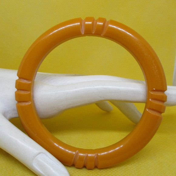 CARVED BUTTERSCOTCH BAKELITE Bangle Bracelet Never Worn Vtg. 1940s Thick Carved - Picture 6 of 10